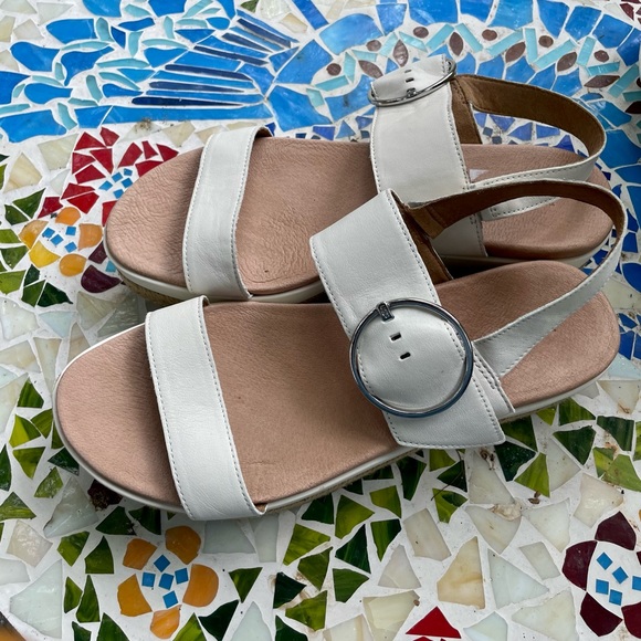 UGG White Platform Sandal - Picture 2 of 5